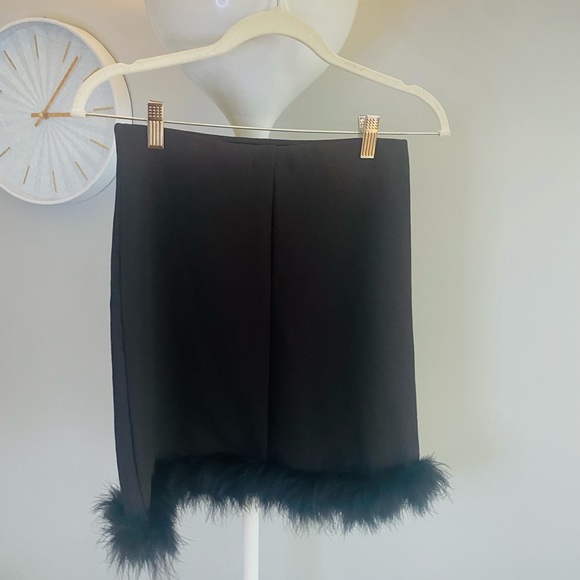 Black mini skirt with fur trim. - Picture 2 of 3